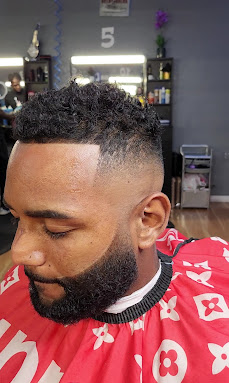 Beard trim with straight razor at Traffic Barbershop
